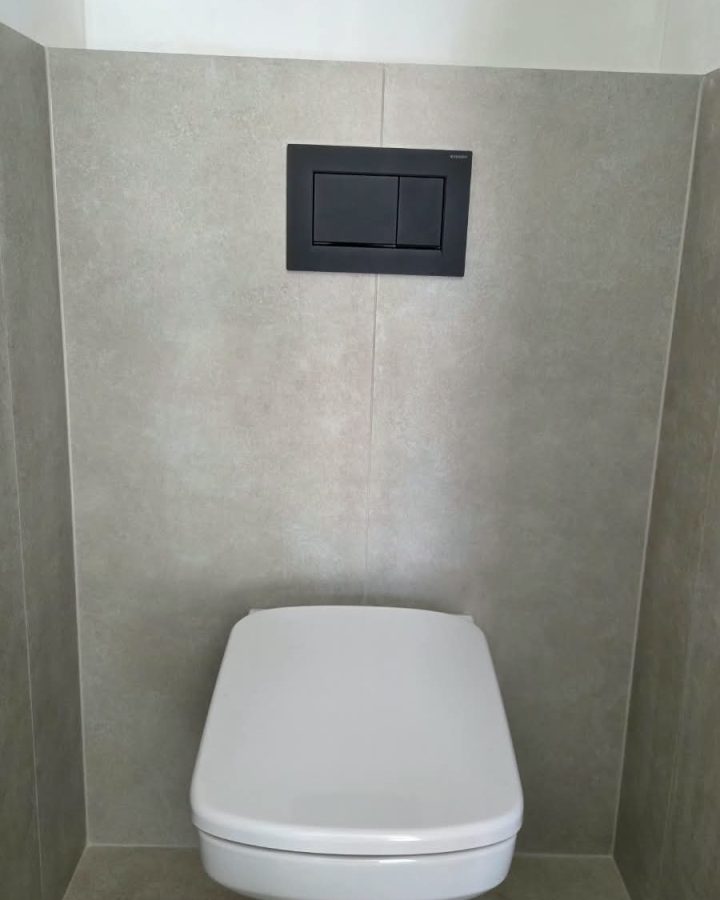 Fali WC beépített tartállyal