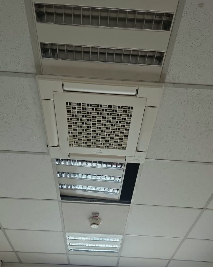 Kazettás klíma irodai álmennyezetben